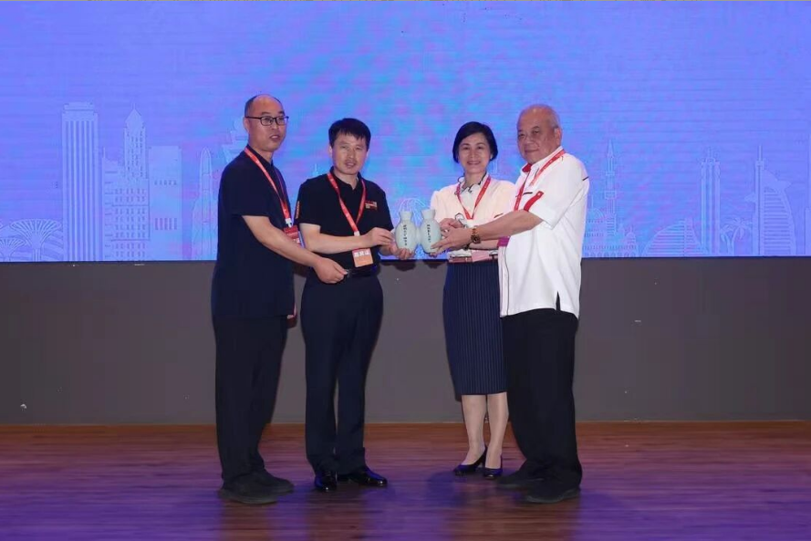 王新軍仰韶雙聯(lián)壺贈(zèng)馬來(lái)西亞，中馬友誼再續(xù)千年雅韻